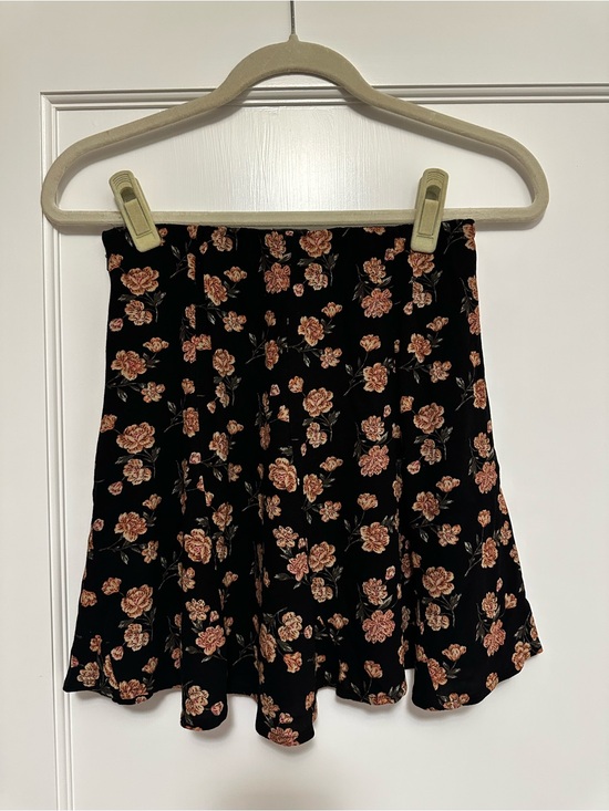 American Eagle Outfitters Dresses & Skirts - American Eagle Outfitters Black Floral Circle Skirt